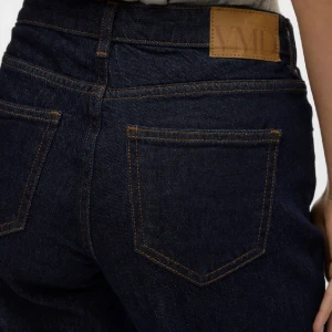 Mörkblå low waisted straight jeans - Snygga mörkblå jeans från Veromoda med rak passform. HELT NYA!💙ord pris 600kr