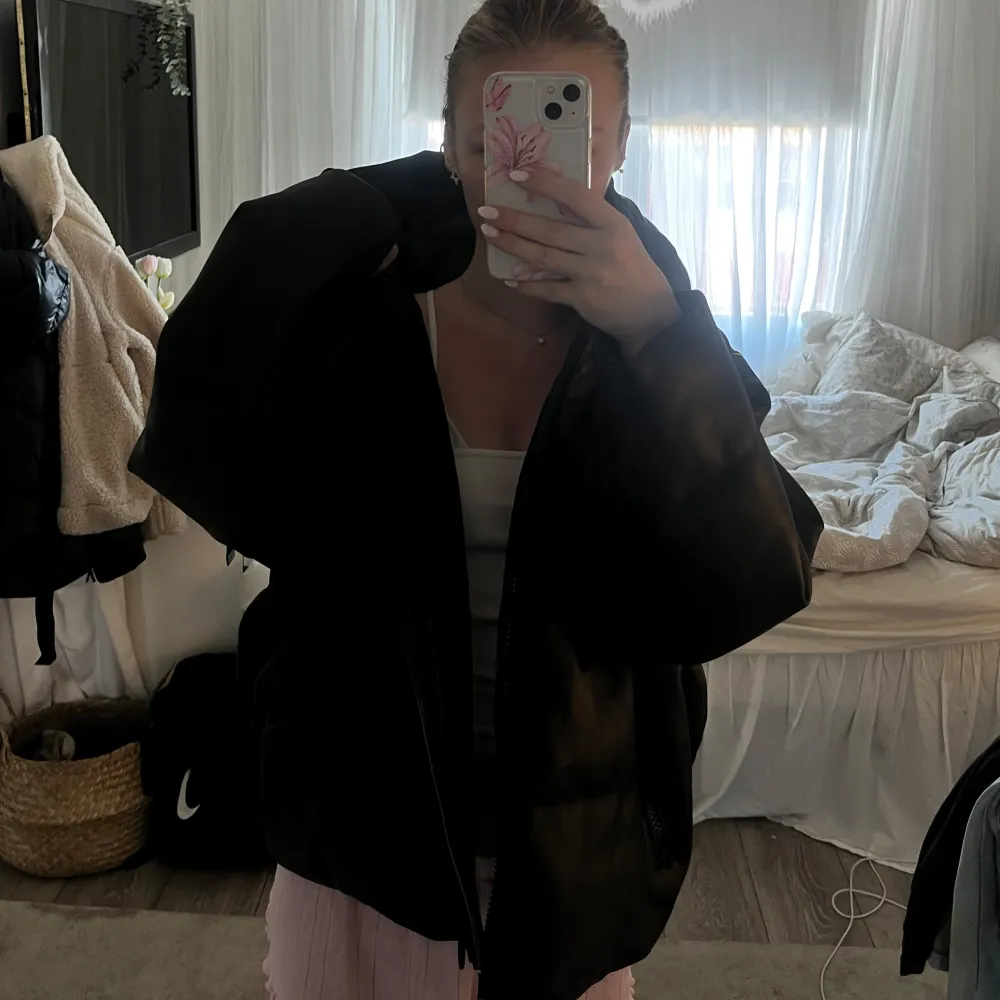 Säljer en svart pufferjacka från Zara med huva och dragkedja. Skinnmaterial. Den är helt ny och oanvänd!!! Pris kan diskuteras! :). Takit.
