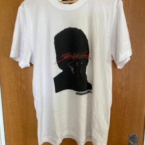 Limited edition yung lean merch tshirt från World Affairs - Säljer min limited edition merch från yung lean konserten i stockholm 1/3 2025. Den är helt oanvänd och i storlek M!