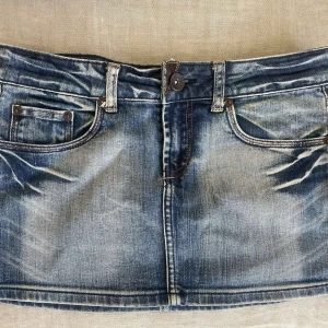 Blå jeanskjol med broderade fickor - cool blå jeanskjol med slitna detaljer och broderade bakfickor. 💙💙💙 midjemått: 39cm längdmått: 28