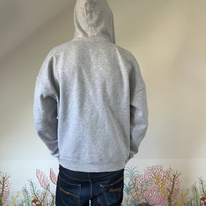 Grå hoodie zip up - Riktigt skön grå zip up tröja men lite avslappnad passform. Passar riktigt bra nu inför våren och sena kvällar. Skicka iväg ett meddelande vid minsta fråga!