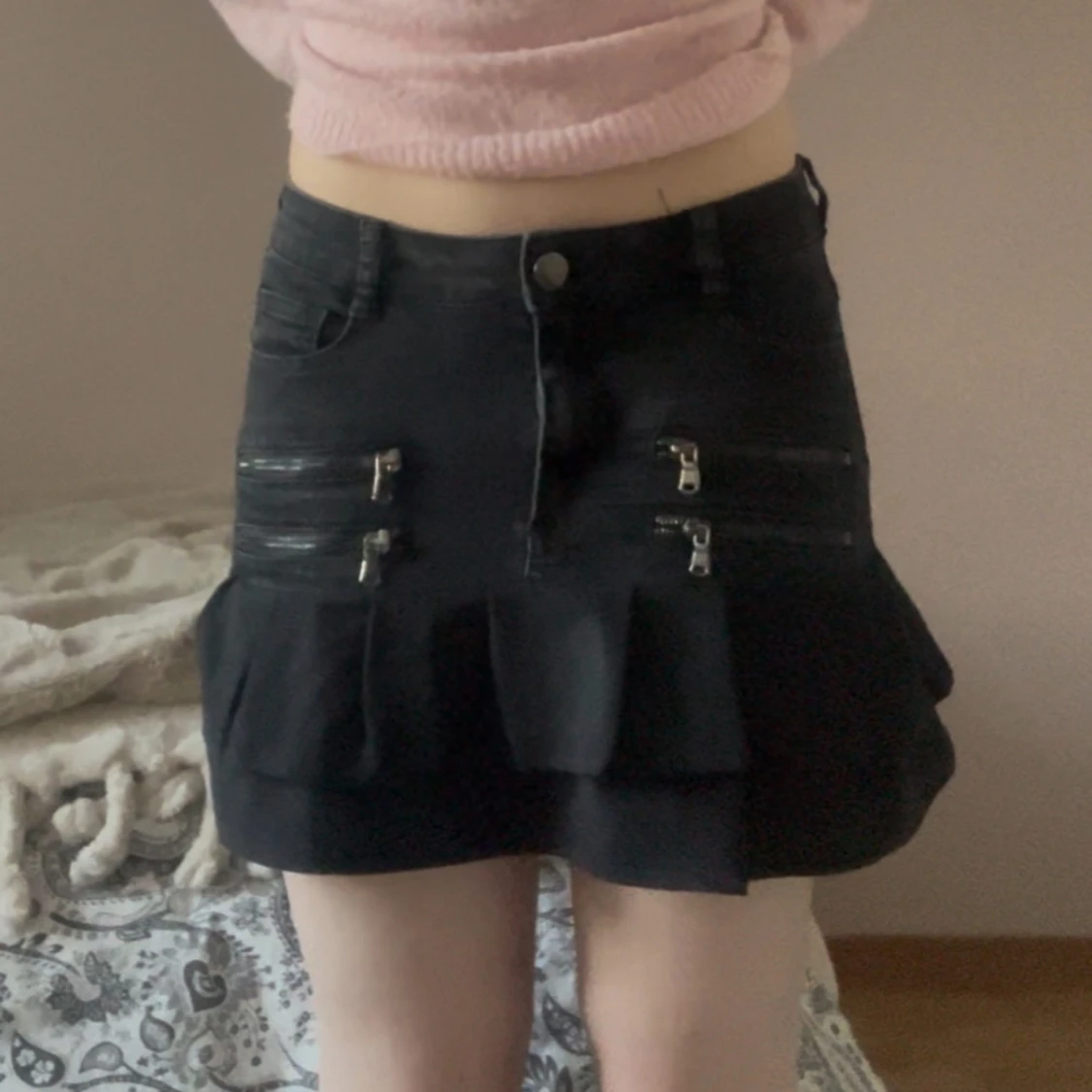 Svart kortkjol med volang och dragkedjor - 2