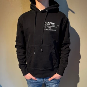 Helmut Lang hoodie - Säljer en Helmut Lang hoodie i storlek S men passar M. Skick 10/10 och är som ny. Nypris är 5000kr! Mitt pris:1399kr! Kan ta emot byten. Kontakta gärna vid frågor🙌😄