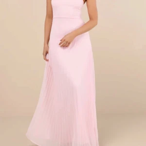 Rosa balklänning - Säljer en helt underbar rosa balklänning, då den tyvärr är för liten för mig. Den är nyinköpt, alltså aldrig använd och alla lappar sitter kvar. Nypris är 1200 kr men jag säljer den för 1099 kr. Det tar lång tid att få hem om man beställer via hemsidan. Klänningen är från Lulus och heter ”Celebratory Aesthetic Blush Pink Pleated Strapless Maxi Dress”. 