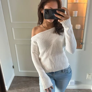 Vit offshoulder kabelstickad tröja - Knappt använd, nypris 300kr från Zalando