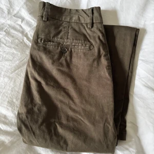 John Henric Chinos Gröna  - John Henric chinos i slimfit passform. De är sparsamt använda, inköpta förra året. De ser mer gröna ut än på bilderna i verkligheten. Se sista bilden för passform!