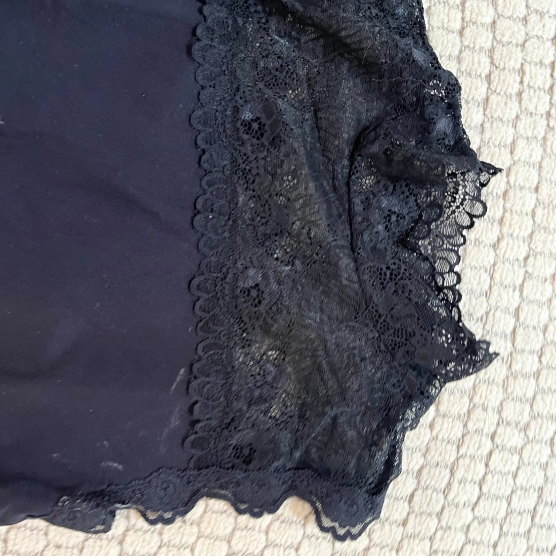 Svart ärmlös topp med spetsdetaljer - 1