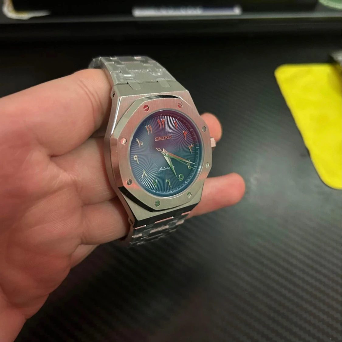 Silverfärgad klocka med blå urtavla - 3