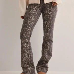 Leopardmönstrade bootcut jeans - Snygga leopardmönstrade bootcut jeans. Används max 5 gånger så i väldigt bra skick! 