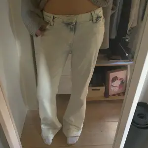 Säljer dessa såå snygga monki baggy jeans, ljusblåa urtvättade i färgen! 😇😇har används fåtal gånger men lite smutsiga längst ner baktill