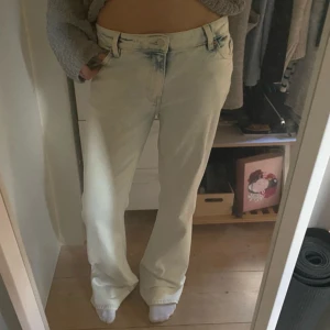 Monki jeans  - Säljer dessa såå snygga monki baggy jeans, ljusblåa urtvättade i färgen! 😇😇har används fåtal gånger men lite smutsiga längst ner baktill