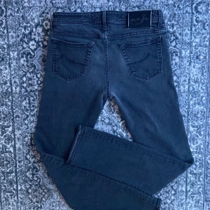 Svarta jeans från Jacob Cohen - Snygga svarta jeans från Jacob Cohen i modellen 688c. De är slim och har lite stretch. Det är i otroligt bra skick och i högsta kvalitet. Storlek w32 men passar även mindre storlekar skulle säga ungefär w30-32. Hör av dig vid frågor eller prisförslag!