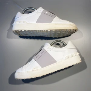 Valentino Skor - Hej! Säljer nu mina skor från märket Valentino, storlek 39,5, bra skick. Givetvis äkta, Tveka inte på att höra av dig om du har frågor eller funderingar kring skorna!