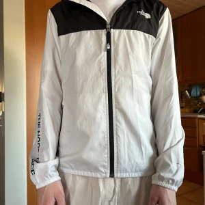 Vit och svart vindjacka från The North Face - Riktigt fet windbreaker från north Face. As go för lite vindigare dagar.