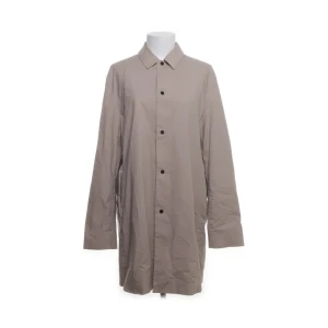 Beige kappa från COS - Kappa från COS. Köpt från sellpy men i fint skick! Skulle säga att den är något liten i storlek