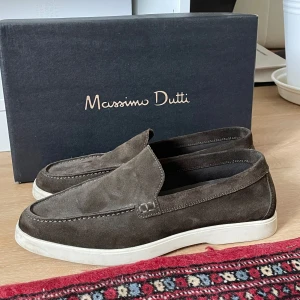 mörkgröna mockaloafers från Massimo Dutti - Snygga bruna loafers i mocka från Massimo Dutti. Bara använda ett fåtal gånger så är i väldigt bra skick. Box och dustbag kommer med! Nypris runt 1000 kr
