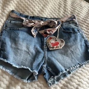 Jeansshorts med knytband från Monday Premium - Snygga jeansshorts i blått från Monday Premium med fransiga kanter och ett unikt knytband i midjan. Kostar 399 i butik. 
