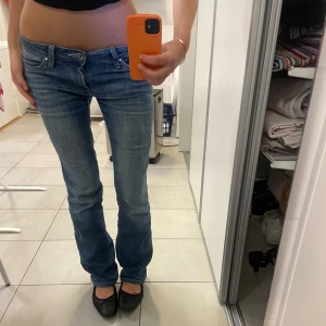 Pepe jeans - Snygga blå bootcut jeans med låg midja. Superfina och sitter så nice! Obs finns ett litet hål på sida men väldigt litet så man tänker ej på det. Jag på bilden är ca 170cm! 
