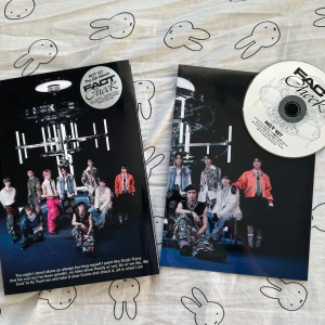 NCT 127 - The 4th Album 'Fact Check' - Säljer NCT 127:s fjärde album 'Fact Check'. Inkluderar en CD och en fotobok med bilder på medlemmarna. Perfekt för fans av K-pop och NCT 127.
