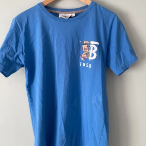 Burberry t-shirt - Snygg blå t-shirt från Burberry som inte kommer till användning!