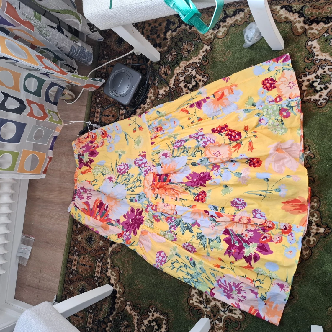 Gul blommig klänning - 1