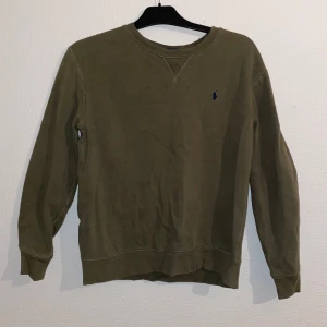 Mörkgrön Ralph lauren sweatshirt i storleken S - Mörkgrön Ralph lauren sweatshirt i storleken S. Sitter lite tightare än vanligt men annars väldigt bra skick! Hör av er för fler frågor!