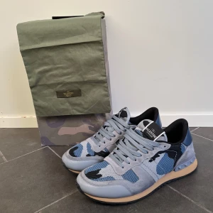 Valentino rockrunners - Valentino rockrunners kammouflage i storlek 42, sällsynt colorway. Dem är i fint skick och försiktigt använda. Retail pris ligger på ca 7000 kr, skriv vid funderingar🙌