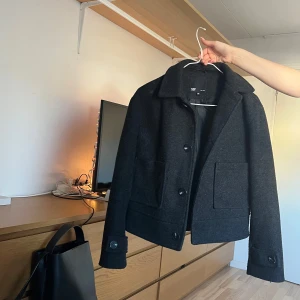 Svart vårjacka från Lager157 - Svart vårjacka från lager 157. Nästan aldrig använd och i bra skick. 