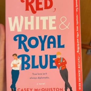 Red, White & Royal Blue - En romantisk och humoristisk roman om Alex Claremont-Diaz, son till USA:s president, och hans oväntade kärlekshistoria med prins Henry av Wales. Boken utforskar teman som kärlek, politik och identitet med en charmig och modern twist. En populär gay romans. Inga skador på boken.