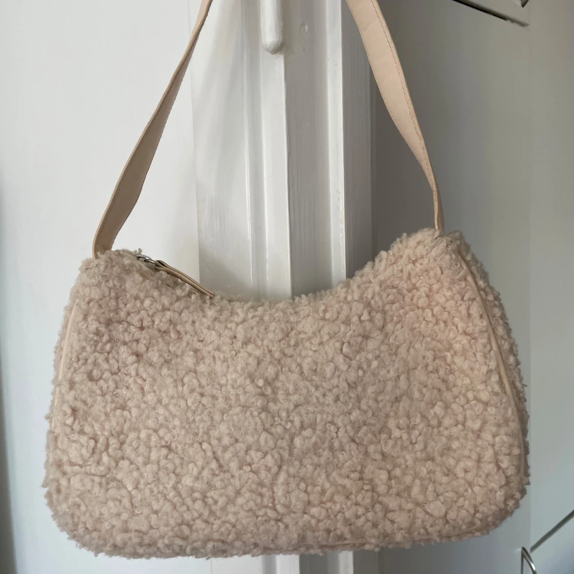 Beige axelväska i teddy-material - 1