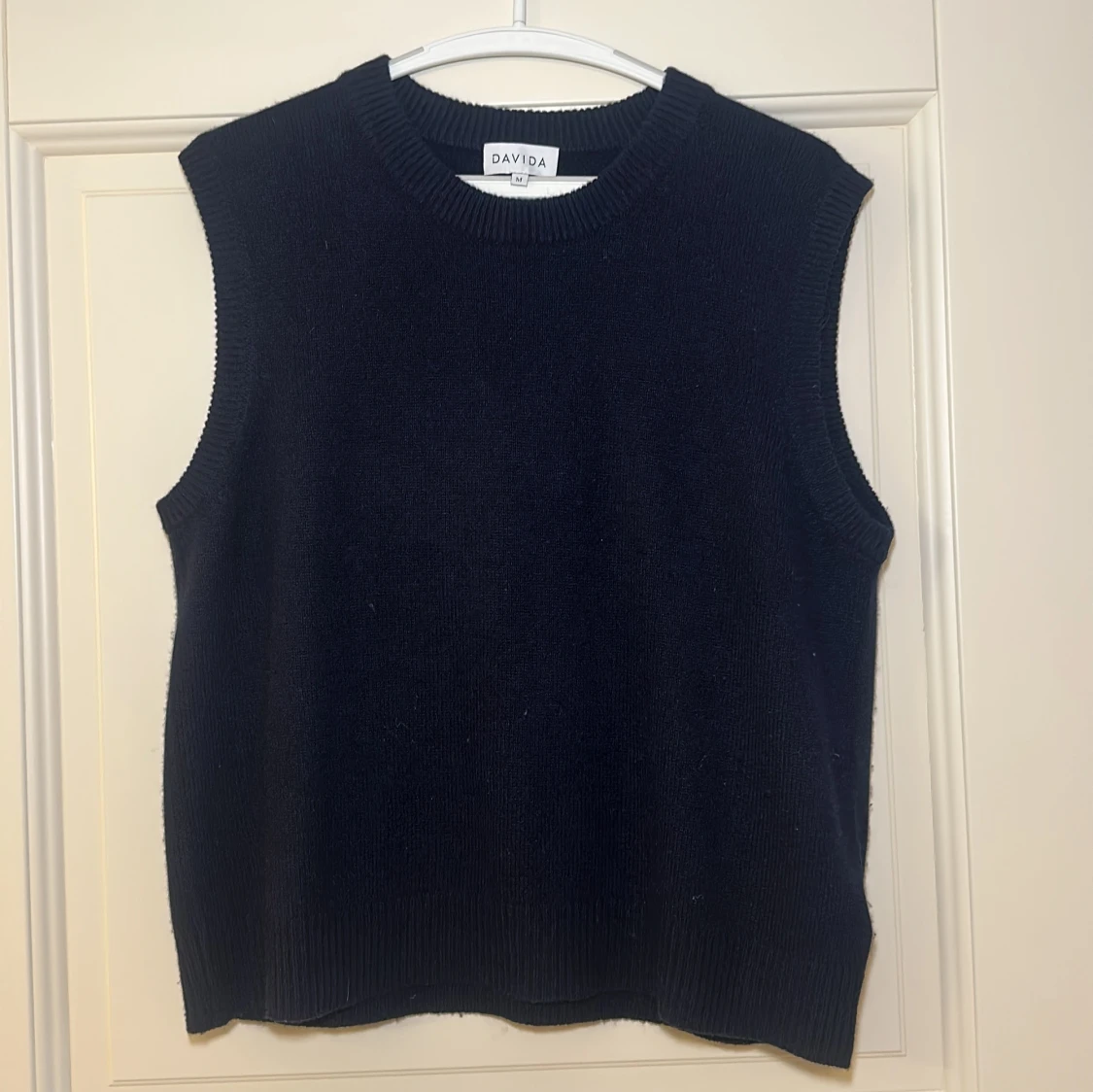 Svart stickad väst från Davida