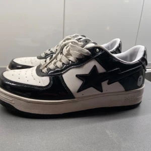 Bapestar skor - Snygga svartvita sneakers från Bape. Inga defekter förut litet slitet på ena sidan av vänstra skon men inget som syns dem. Använder dem inte längre. Ingen box men påse medföljes. Storlek 44 kan frakta eller mötas upp. Vet ej om dem är äkta
