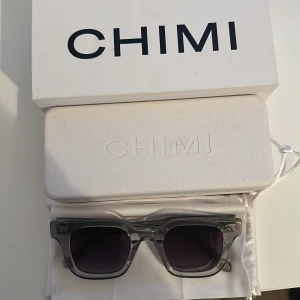  CHIMI 02 grey - Snygga grå solglasögon från CHIMI. Nästan sprillans nya. Kommer med originalförpackning och fodral. Köpt på chimi.com 800kr