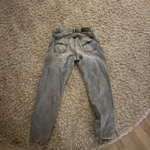 Gråa Nudie Jeans - Snygga gråa jeans som bara ligger i garderoben bra skick på dom storlek 32w och 30 L hör av för fler bilder. 