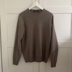 Lawrence Grey 100% kashmir - Säljer nu en 100% kashmir tröja från Lawrence Grey i storlek S. Den har ett litet hål vid axeln som knappt syns. Köptför 2200kr och den är knappt använd. 