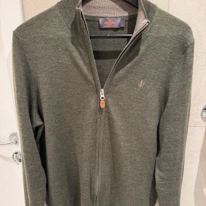 Olivgrön merinoulltröja från Morris - Säljer nu en tröja från Morris i 100% marinoull. Ny pris ca:1700 skick 8,5/10. Storlek:S. //Wilmer