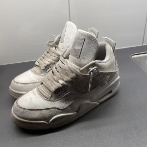 Jordan 4 - Säljer ett par vita Nike Air Jordans 4. Riktigt snygga och perfekta till sommaren. Ingen box. Inga defekter förut en liten fläck färg på framsidan(visas på bild 1). Kan frakta eller mötas upp
