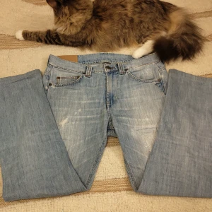 Dondup jeans - Tja! Säljer nu dessa snygga Dondup jeansen med slitningar. Skicket på jeansen är 9/10, inga fel eller defekter. Lappen på jeansen saknas men storleken är W29, jeansen är även uppsydda så hör av dig vid mått och funderingar!