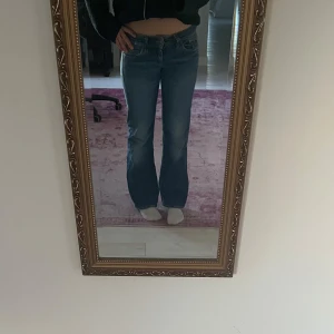 Jeans❤️ - Säljer dessa lågmidjade jeans från Tommy jeans❤️ midjemått är 34 och innerbenslängden är 78❤️