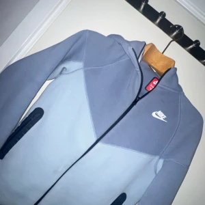 En blå  Nike tech  - Här säljer jag min Nike tech eftersom jag köpte fel storlek den är väldigt ren och ser ny ut.