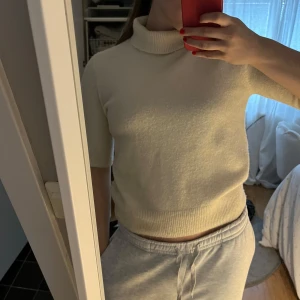 Stickad t-Shirt  - Säljer denna så snygga stickade turtleneck t-shirt! Använd endast 2 gånger. 100kr+frakt! 