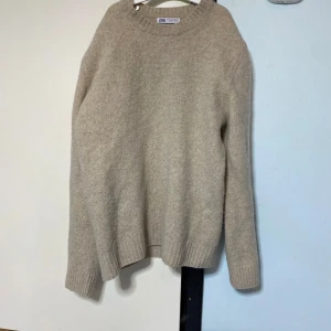 Beige stickad tröja från zara - Säljer en stilren beige stickad tröja från zara. Tröjan är i storlek M men råkades tvätta lite fel så sitter som S nu.
