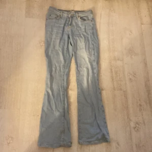 Ljusblå bootcut jeans från Perfect Jeans - Säljer ett par ljusblå bootcut jeans från Perfect Jeans. De är lågmidjade  och är tillverkade i denim med en snygg tvätt. Perfekta för en avslappnad stil.