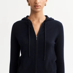 Jättesnygg mörklblå soft goat ziphoodie - Säljer en stilren mörkblå hoodie med dragkedja och huva. Tröjan har långa ärmar och ribbade muddar vid ärmslut och nederkant. Perfekt för en avslappnad look❤️❤️