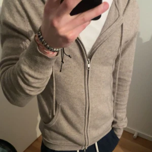 Kashmir John Henric  - Tja säljer denna snygga Kashmir tröjan för bra pris! Nypris 2200kr