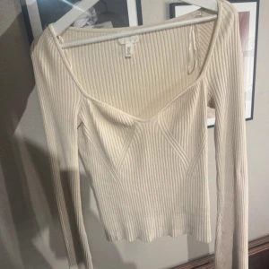 Beige ribbad tröja från H&M - Säljer en stilren beige ribbad tröja från H&M med v-ringning och långa ärmar. Perfekt för en chic och avslappnad look. Passar bra till jeans eller kjol.