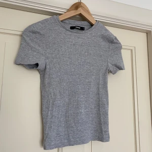 Grå ribbad t-shirt  - Grå ribbad t-shirt i fint skick!