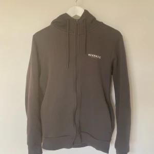 McKenzie Tracksuit (Hoodie+byxor) - Säljer en Mc Kenzie Hoodie och Byxor, både är storlek M.