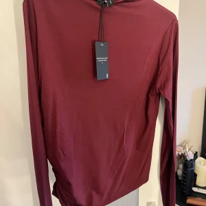 Vinröd långärmad topp från Ivyrevel - Helt ny vinröd topp från lager 157 