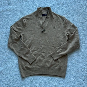 Ralph lauren halt zip  - Riktigt snygg Ralph lauren half zip i storlek s. Skick 9/10 Inga defekter. Hör av er vid intresse